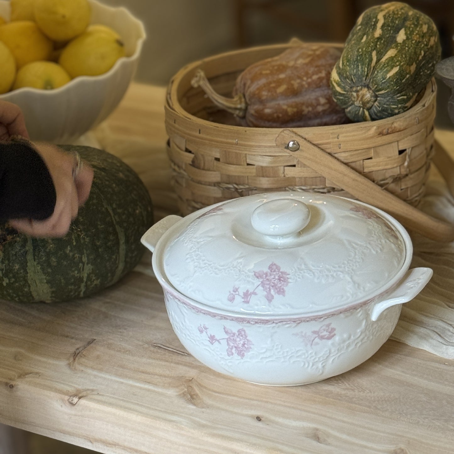 French retro romantic floral double-ear ceramic soup bowl with lid fruit bowl storage bowl household soup pot