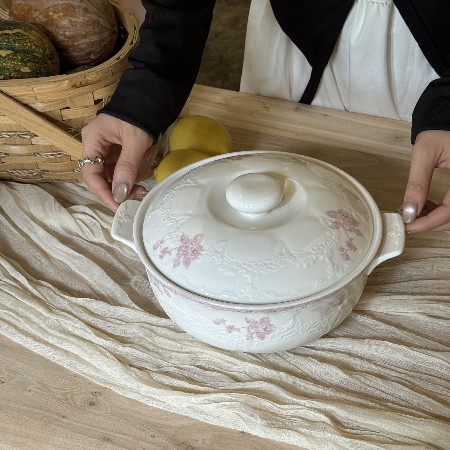 French retro romantic floral double-ear ceramic soup bowl with lid fruit bowl storage bowl household soup pot